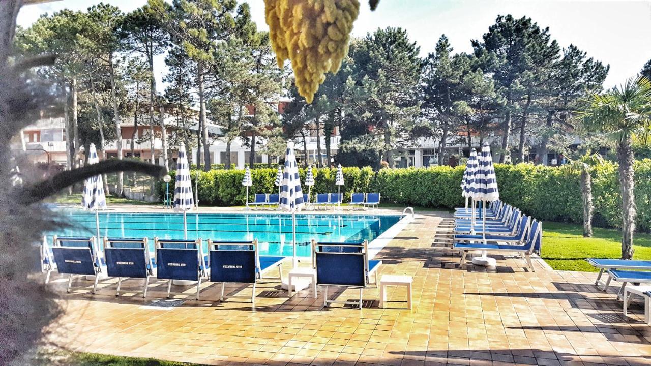 Hotel Alla Terrazza Bibione Bagian luar foto