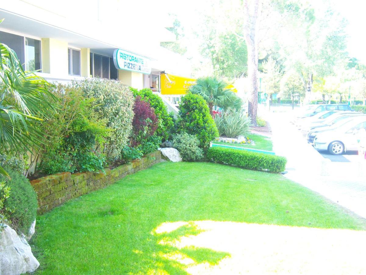 Hotel Alla Terrazza Bibione Bagian luar foto